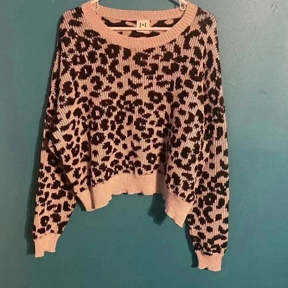 John & Jenn Leopard/ Cheetah Drop Shoulder Sweater Pullover - Picture 2 of 5
